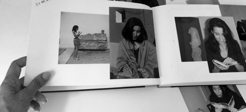 Album di fotografie, in tutte le foto ci sono io che disegno.